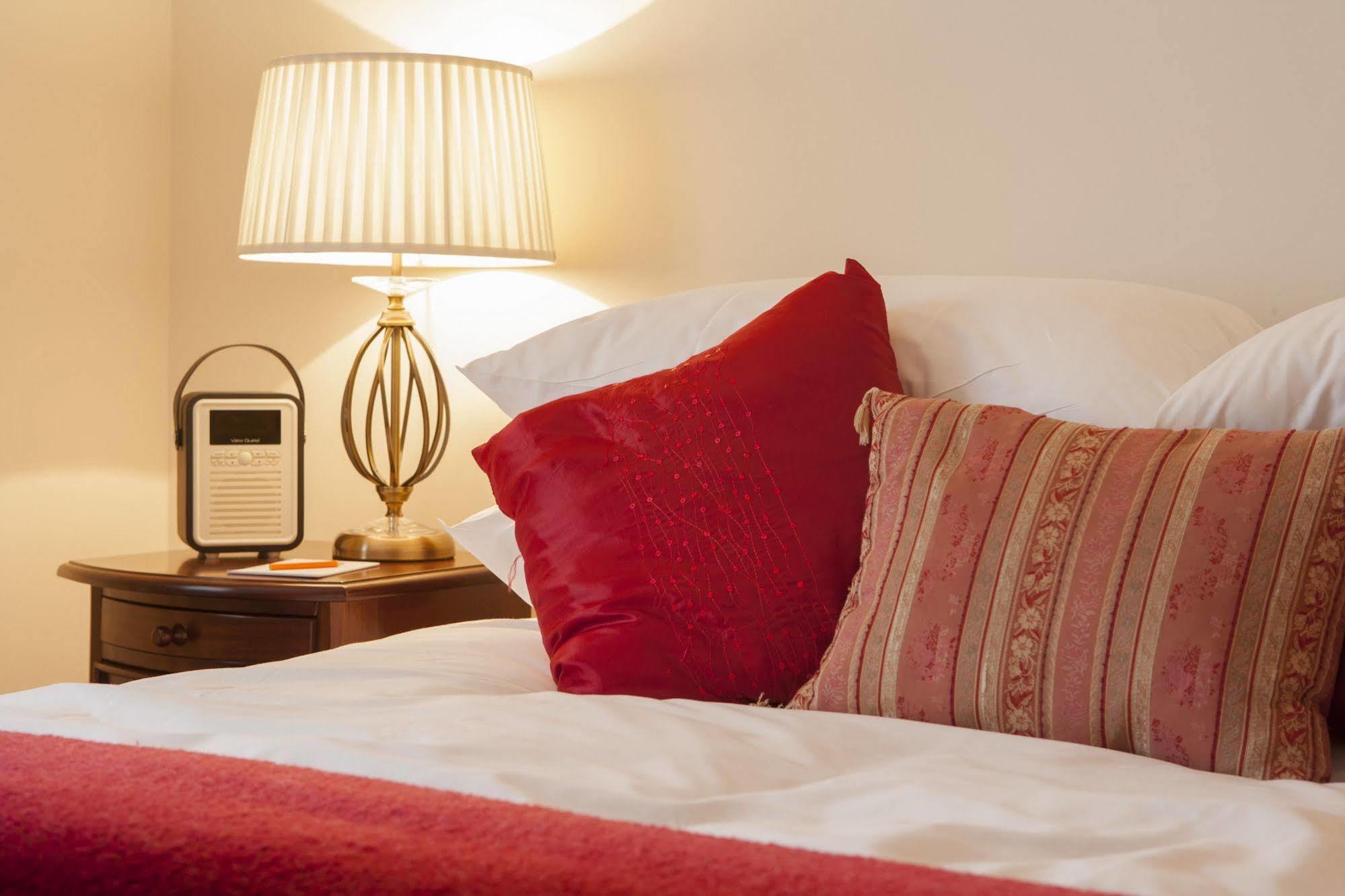 The Bishops Table Hotel Farnham  Bagian luar foto