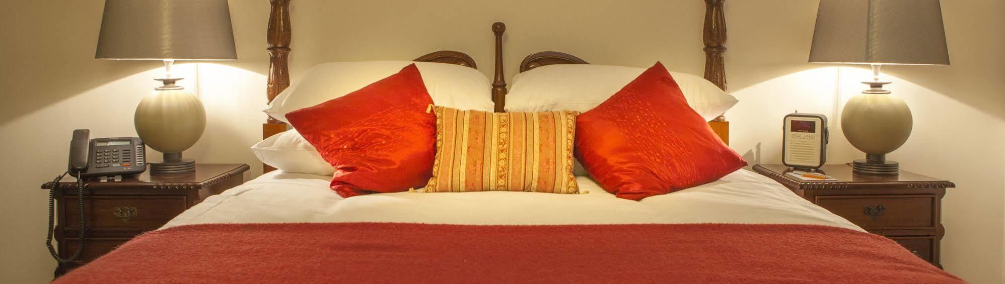 The Bishops Table Hotel Farnham  Bagian luar foto